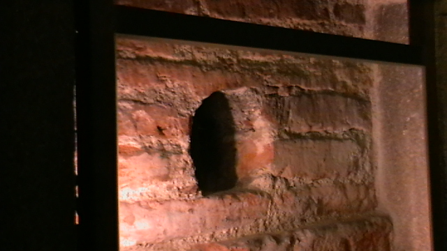 Visita ás escavacións da catedral de Santiago de Compostela. Lateral do interior da cripta